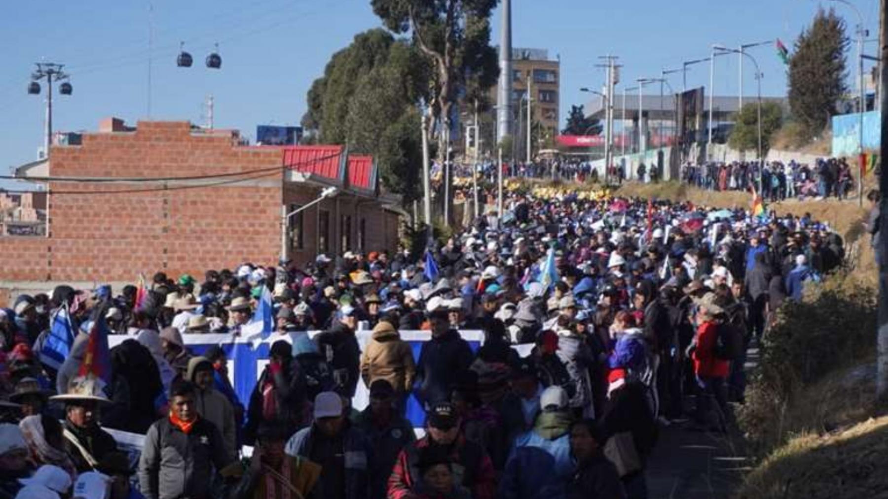 La marcha se dirige a la plaza Murillo